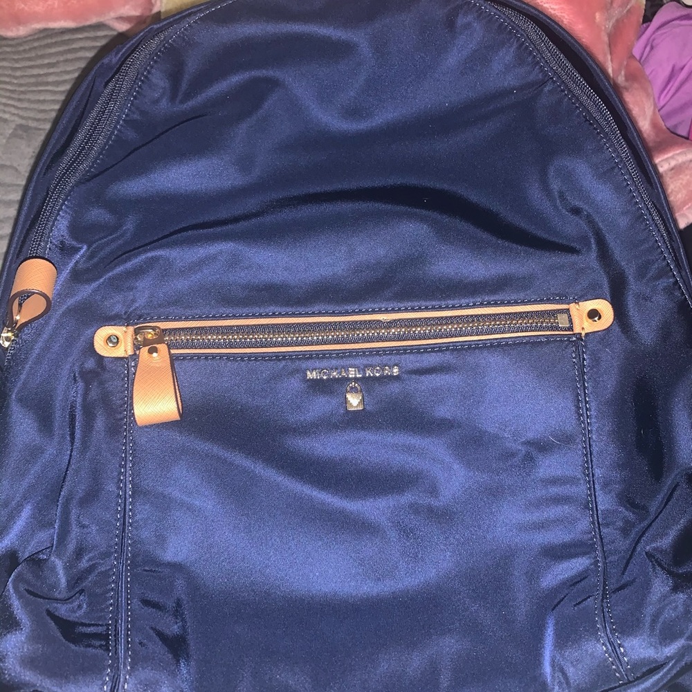 I’m selling a back pack